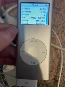 Apple 885909136247 Ipod Nano Silver 4 Gb Working But Read