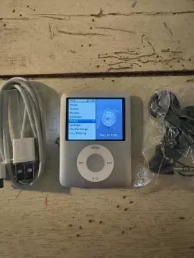 Apple 885909164660 Ipod Nano 3rd Gen Silver 4 Gb Refurbished Bundle Strong Battery