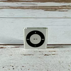 Apple 885909399345 Ipod Shuffle 4th Generation Silver 2 Gb Works Great