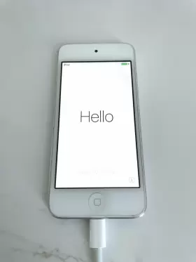 Apple 885909609666 Ipod Touch 5th Generation Silver 32 Gb Bundle With Case Good Condition
