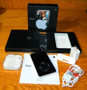 Emc-2065 Apple Ipod Classic A1136 80gb 5th Generation Mp3 Player-black/gold Bundle Works