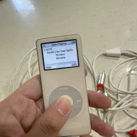 7.12.22.aa4 Apple Ipod 2gb Nano 1st Generation White A1137 Tested And Working