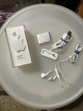 Apple Ipod 885909116331 Shuffle Bundle 2006 1gb 2nd Gen Silver With Charger Needs Battery