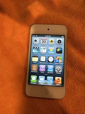 Apple Ipod A1367 Me179ll/a Touch 4th Generation White 16 Gb Tested And Reset With Acces