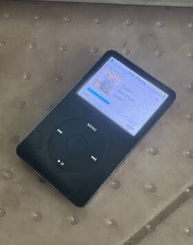 Apple Ipod Dcm230/37 Classic 5thgen 30gb Music Player 3145 Philips Radio/cd/ipod Dock