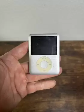 Ym8207p4y0r Apple Ipod Nano 3rd Generation Silver 4gb Broken