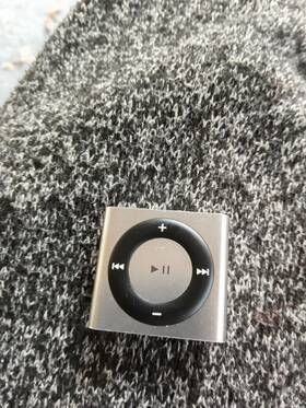 Apple Md775zp/a Ipod Shuffle 4th Generation A1373 Silver 2gb Rare Collectors Item