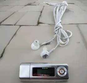 8gbcraze-01-bp Centon Craze 8gb Usb Mp3/fm Player Voice Recorder With 1.1 Inch Color Changing Lcd Akg