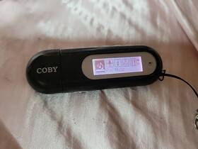 Coby Mpc895 2gb Usb-stick Mp3 Player With Lcd Screen And Fm Radio Mpc895-2g