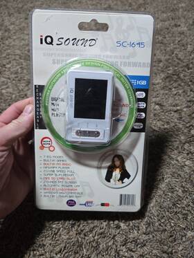 Iq Sound Sc-1645 New 1gb Digital Mp3 Player Fm Radio White