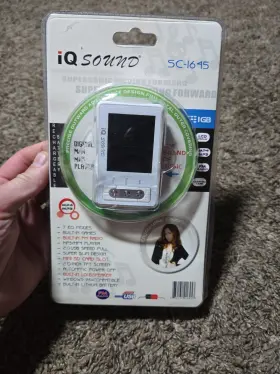 Sc-1645 Iq Sound New 1gb Digital Mp3 Player Fm Radio White