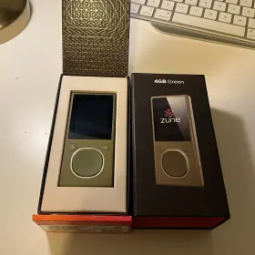 Hsa-00007 Microsoft Boxed Zune Rare Green 4 Gb Needs New Battery Mint Condition