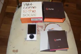 Js8-00002 Microsoft Zune Hd Platinum 30 Gb Digital Media Player With Box Read