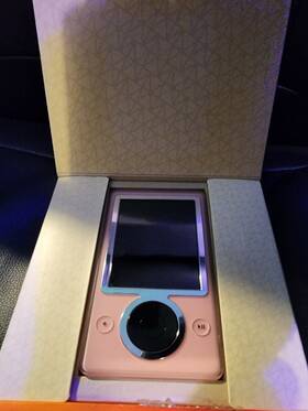 Microsoft Js8-00016 Zune Limited Edition Pink Media Player