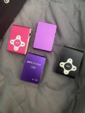 Vi-102 Mp3 Clip-on Players - 2g All 4 Of Them And 2 Power Cords