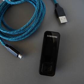 Samsung Yp-f3qb Mp3 Player 2gb Sports Clipper With Charging/data Cord