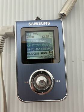 Samsung Yp-t7 Digital Audio Player Headphones And Charger Bundle