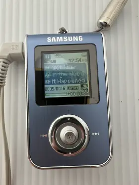 Yp-t7 Samsung Digital Audio Player Headphones And Charger Bundle