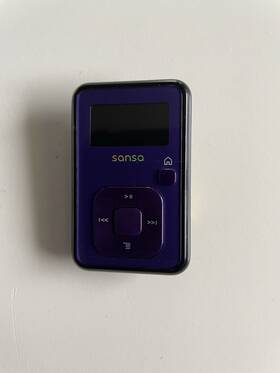 Sandisk 081258010799 Sansa Clip Plus 4gb Mp3 Purple For Parts Read Description