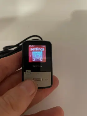 Sdmx22-008g-a57k Sandisk Sansa Clip Zip Black Digital Mp3 Music Media Player And Cord - Tested