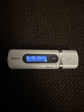 Sony Nwz-b105fblk Walkman Nwd-b105 White 2 Gb Digital Media Player